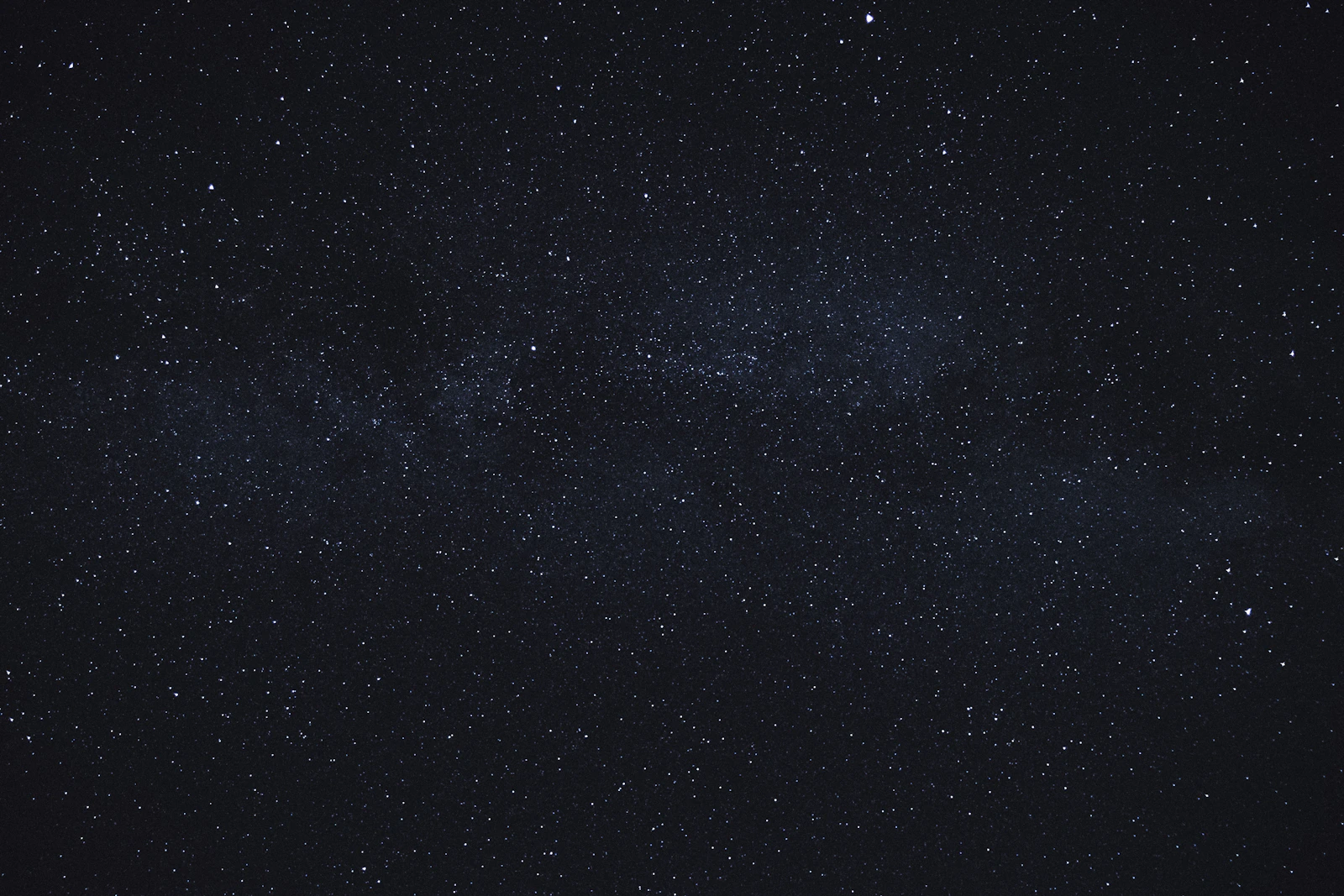 Campo de estrelas em tons escuros, evocando dados distribuídos em larga escala